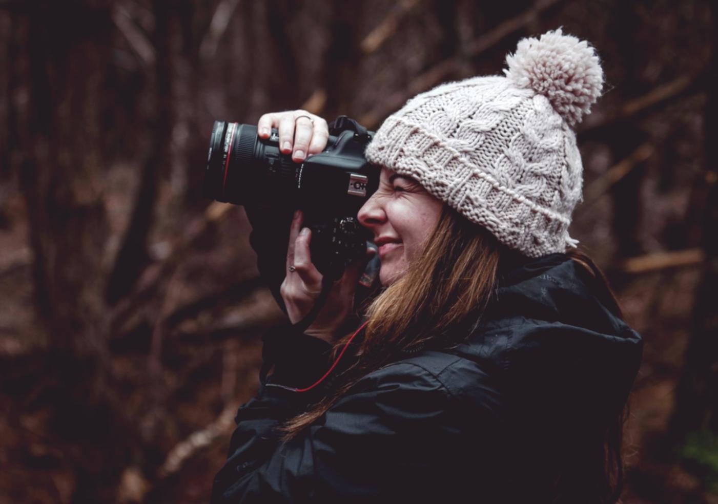 Estudiante de fotografía documental trabajando en campo durante una sesión práctica